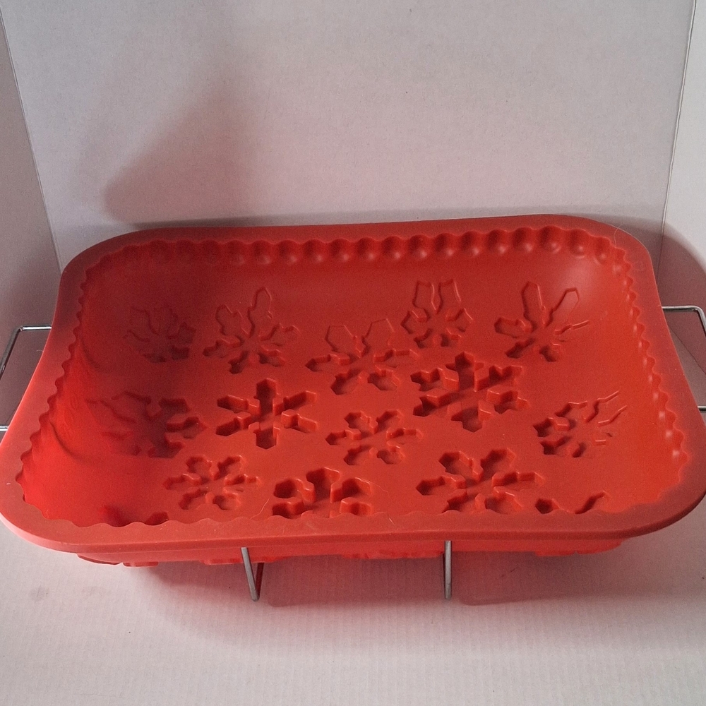 Red Silicone Snowflake Mold With Metal Stand HolidayOven Mitt & Pot Holders